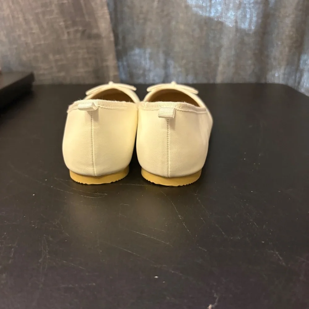 NWT Cat & Jack White Pull-on Ballet Flats Bow Accent (Girls 4)